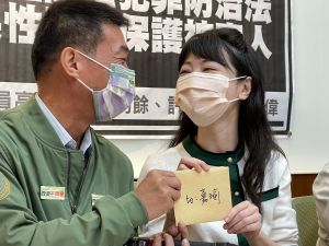 立委許智傑(左起)送上卡片為高嘉瑜加油打氣。 ▲立委許智傑(左起)送上卡片為高嘉瑜加油打氣。(圖/記者王敏旭攝,2021.12.13)
