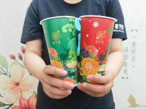 年末喝個小確幸!12月8大手搖飲好康 買1送1、第二杯0元 ▲買優惠奶茶再用紅綠聖誕杯喝個過節氣氛吧。(圖/春芳號提供)