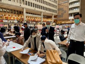 ▲移民署長鐘景琨在該署北區事務大隊大隊長林澤謙及台北市服務站主任蘇慧雯等人的陪同下，於11日至現場視察時強調該署秉持服務精神，並重申四不原則，致力為全國提高疫苗覆蓋率努力。（圖／移民署提供）