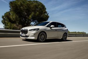 ▲全新世代BMW 2系列Active Tourer搭載BMW TwinPower Turbo直列三缸汽油引擎與Steptronic七速雙離合器自手排變速箱,擁有156匹與240牛頓米的最大動力輸出,同時更首度導入全新第二代48V高效複合動力,提供額外19hp馬力輔助。(圖/業者提供) ▲全新世代BMW 2系列Active Tourer搭載BMW TwinPower Turbo直列三缸汽油引擎與Steptronic七速雙離合器自手排變速箱,擁有156匹與240牛頓米的最大動力輸出,同時更首度導入全新第二代48V高效複合動力,提供額外19hp馬力輔助。(圖/業者提供)