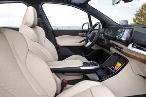 ▲全新世代BMW 2系列Active Tourer具備更為寬敞的五人舒適座艙與開闊頭部空間表現，配備跑車多功能真皮方向盤、Sensatec透氣皮質雙前座跑車座椅、雙前座電動調整含駕駛座記憶功能與豪華型雙區恆溫空調。（圖／業者提供）