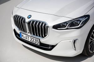 ▲率性前衛的車頭線條設計結合俐落純粹的車身輪廓，為全新BMW 2系列Active Tourer創造出專屬年輕動感基因。（圖／業者提供）