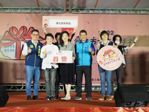 台中十大伴手禮首獎揭曉 「歐客佬」三大獎落袋是大贏家 ▲台中十大伴手禮首獎揭曉,常勝軍陳允寶泉再度以新研發產品寒天夏威夷豆牛奶軟糖獲獎。(圖/市府提供)