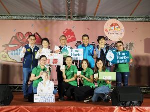 台中十大伴手禮首獎揭曉 「歐客佬」三大獎落袋是大贏家 ▲台中十大伴手禮首獎揭曉,臻品植萃以花草茶系列產品獲獎,二度奪得十大伴手禮首獎。(圖/市府提供)