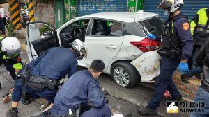 ▲板橋街頭傳槍響！車遭攔查竟加速衝撞，警連轟4槍逮。