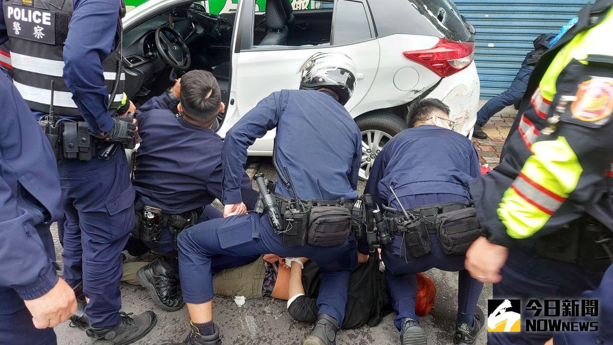 ▲板橋街頭傳槍響！車遭攔查竟加速衝撞，警連轟9槍逮3人。