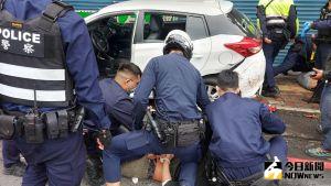 ▲板橋街頭傳槍響！車遭攔查竟加速衝撞，警連轟4槍逮。