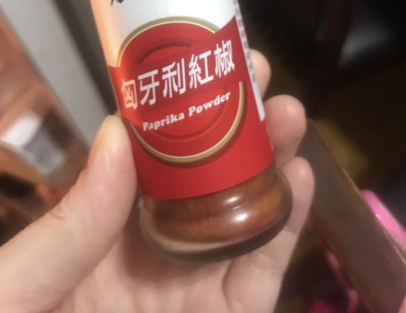 ▲原PO在超市買了匈牙利紅椒粉之後，發現加再多都沒味道。（圖／翻攝自臉書「我愛全聯-好物老實說」）