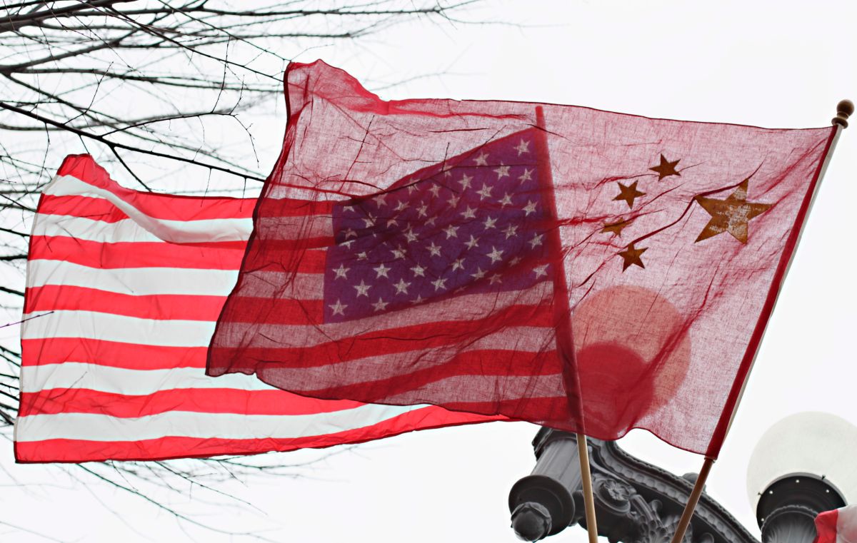 ▲白宮官員羅森柏格在談及美中關係時表示，美國正確保在與中國的競爭中獲勝，並在台海與印太地區強化威嚇，確保區域自由與開放。美中關係示意圖。（圖／美聯社／達志影像）