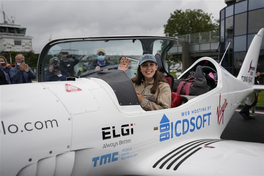 ▲19歲少女羅瑟福德挑戰成為獨駕飛機環繞全球最年輕女性，預計14日中午飛抵松山機場。（美聯社）