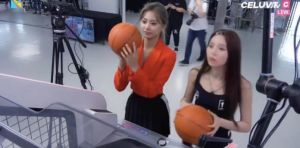 ▲Elkie(右)跟子瑜的感情很好,會在頒獎典禮後台投籃。(圖/VLIVE) ▲Elkie(右)跟子瑜的感情很好,會在頒獎典禮後台投籃。(圖/VLIVE)