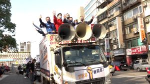 ▲國民黨主席朱立倫今日與北市立委、議員在台北掃街，宣傳公投。（圖／記者朱永強攝，2021.12.14）