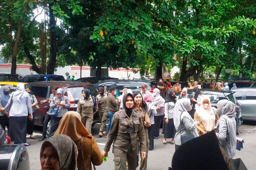 印尼強震引發海嘯警報　居民奔逃街上
