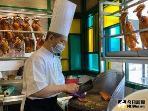 金鐘燒臘展現「斬料」文化 吃多少「斬」多少僅供外帶 ▲台中銅鑼灣港式餐廳的金鐘燒臘鋪,為呈現斬料文化,即日起改變消費模式,想吃多少斬多少,也能提定部位,滿足各人需求。(圖/記者金武鳳攝,2021.12.14)