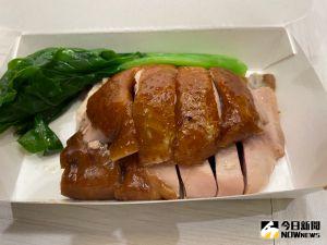 金鐘燒臘展現「斬料」文化 吃多少「斬」多少僅供外帶 ▲配合「金鐘燒臘鋪」僅提供外帶服務的新消費模式,即日起至12/31止,凡購買金鐘燒臘「斬料品項」或「燒臘便當」,再加1元,就可以加購玫瑰油雞一份。(圖/記者金武鳳攝,2021.12.14)