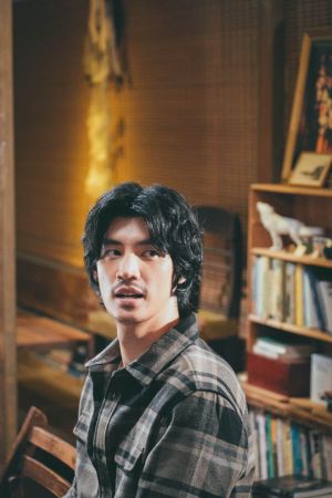 ▲羅宏正造型突破以往,漂丿捲髮、蓄鬍略帶英倫風《滴水的推理書屋》演偵探。(圖/樂昕娛樂提供) ▲羅宏正造型突破以往,漂丿捲髮、蓄鬍略帶英倫風《滴水的推理書屋》演偵探。(圖/樂昕娛樂提供)