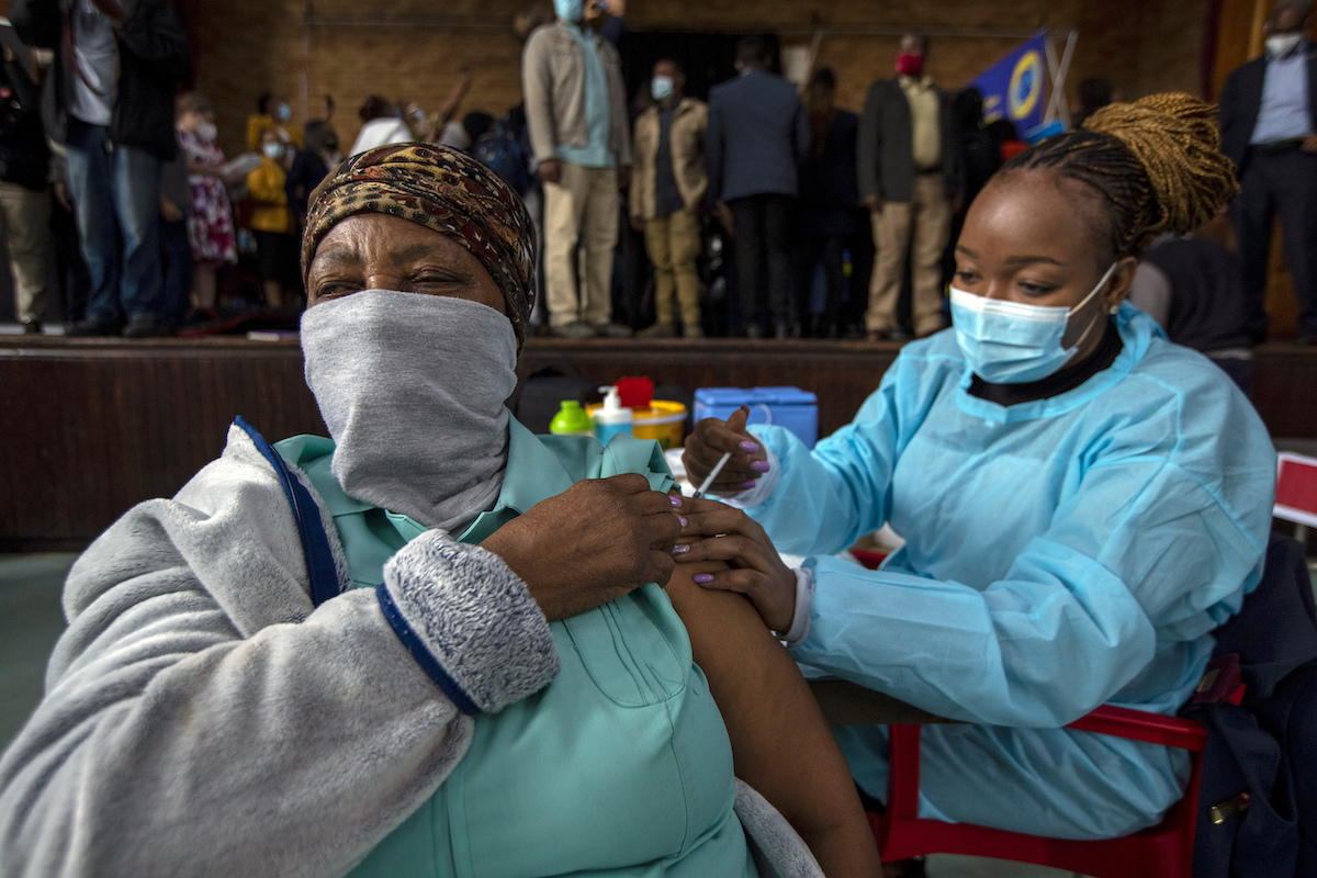 ▲塞內加爾疫苗計畫負責人今天表示，預計今年底前恐怕會浪費多達40萬劑COVID-19疫苗，原因包括民眾不願施打及捐贈疫苗的保存期限太短等。圖為塞內加爾民眾接種疫苗。（圖／美聯社／達志影像）