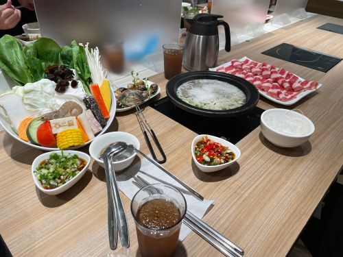 ▲王品集團旗下火鍋品牌「石二鍋」不同一般小火鍋只以自助吧吸客，反而利用個人化配置，創建「愛呷肉」與「愛呷菜」套餐機制，讓消費者可根據自身飲食習慣調整。。（示意圖／NOWNEWS資料照）