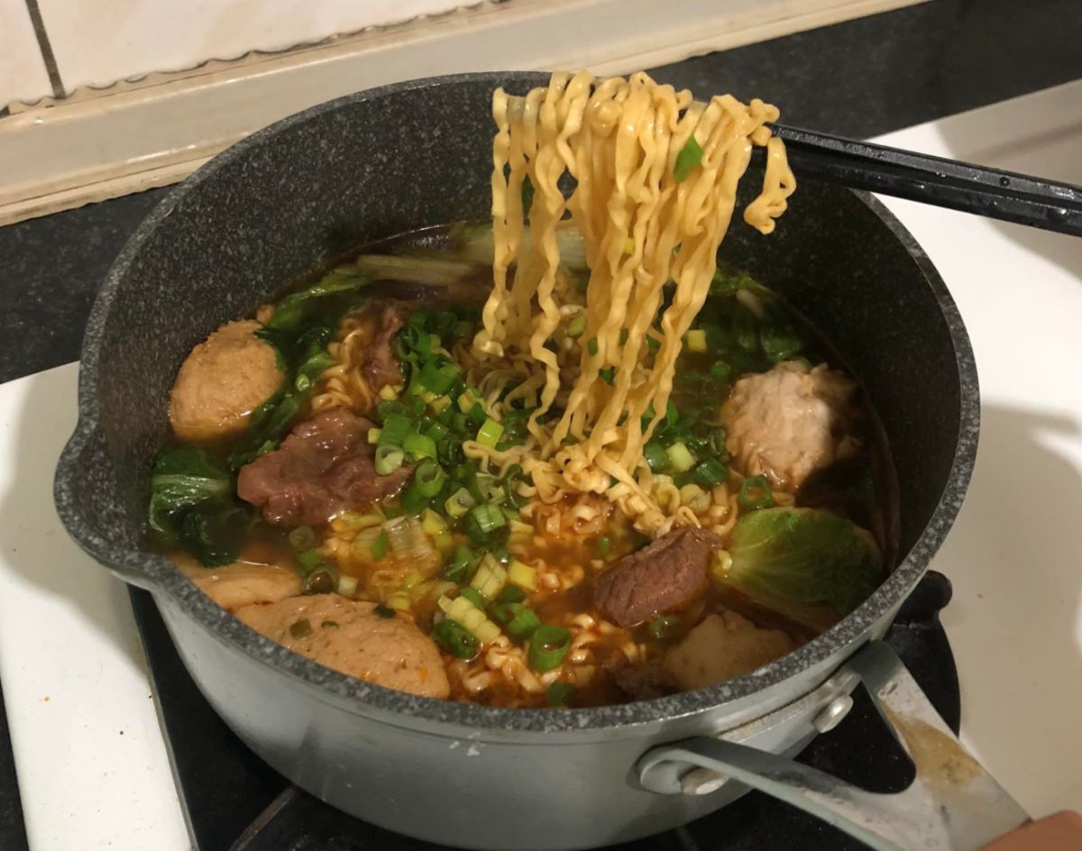 滿漢大餐怎吃內行?她倒「這1罐」泡麵秒升級 老饕狂讚