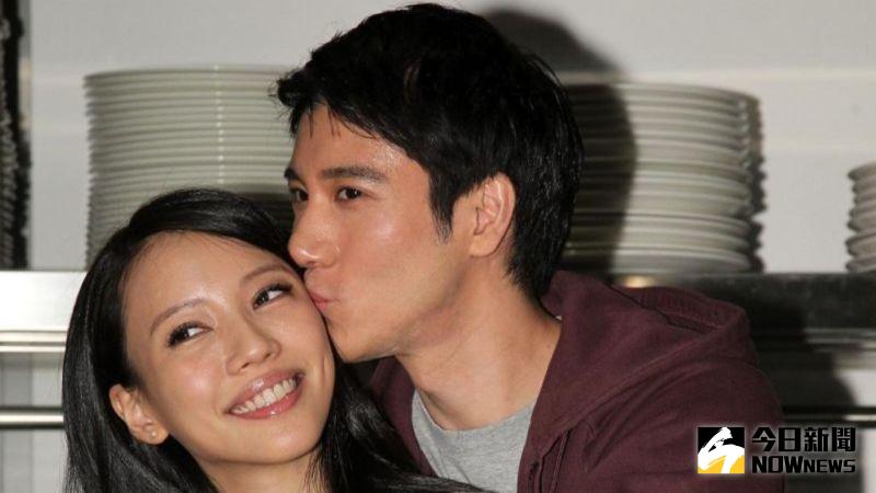 ▲王力宏（右）身邊近日出現一名外型神似前妻李靚蕾（左）的長髮女子，她身材火辣，還在王力宏演唱會慶功宴上，牽著王力宏媽媽的手跳舞，與王力宏一家關係親密。（圖／資料照）