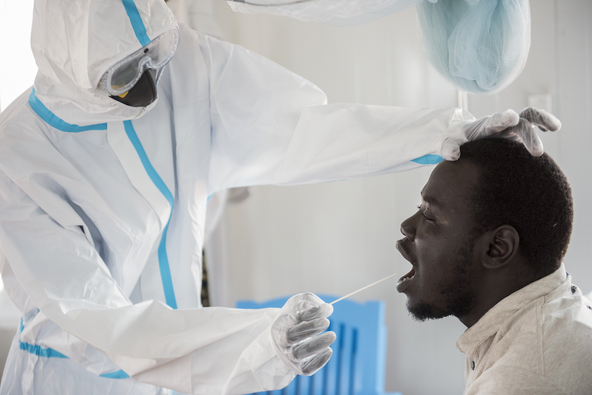 ▲非洲國家南蘇丹爆發神秘疾病，世衛小組緊急前往調查。圖為醫護人員為南蘇丹民眾進行新冠肺炎病毒檢測。（圖／美聯社／達志影像）