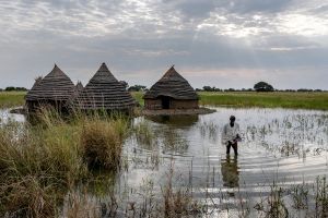 ▲南蘇丹近來洪水肆虐，爆發「神秘怪病」的方加克也是嚴重洪災的區域之一。（圖／美聯社／達志影像）