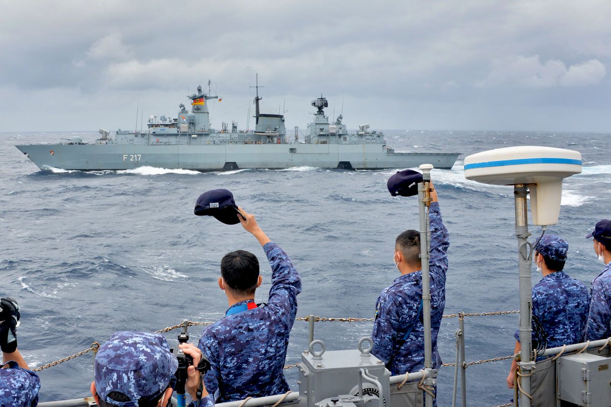 ▲日本海上自衛隊一艘護衛艦與德國海軍一艘巡防艦昨天在沖繩南方實施聯合戰術訓練。（圖／翻攝自日本海上自衛隊推特）
