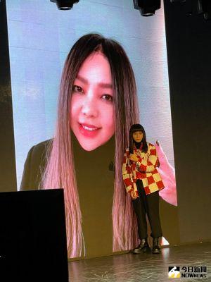 持修宣布加盟環球EMI,張惠妹驚喜連線加油打氣。(圖/記者吳雨婕攝, 2021.12.15) ▲持修宣布加盟環球EMI,張惠妹驚喜連線加油打氣。(圖/記者吳雨婕攝, 2021.12.15)