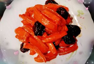 ▲這道晶瑩剔透的菜色是蜜漬紅蘿蔔，原PO認為能「專治不吃紅蘿蔔的人」。（圖／臉書社團《家常菜》）