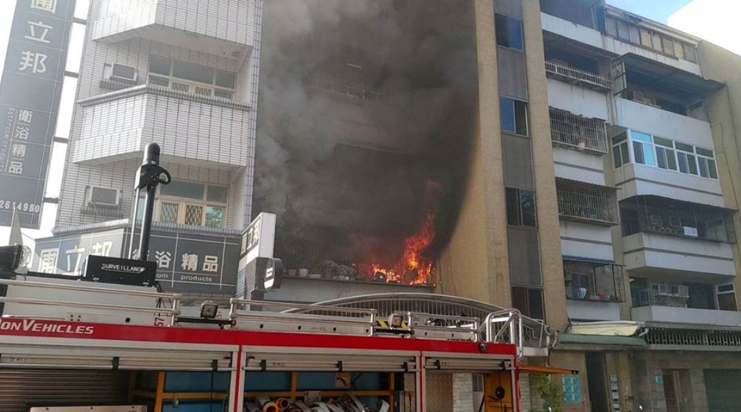 台南5樓集合式住宅火警！已救出4大1小　傳仍有多人受困
