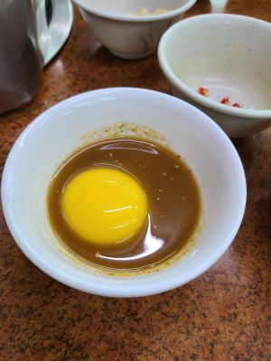 ▲原PO表示朋友在沙茶醬裡加雞蛋，不理解這是何種吃法，卻引來網友熱烈討論。（圖／翻攝自《PTT-Gossiping》）