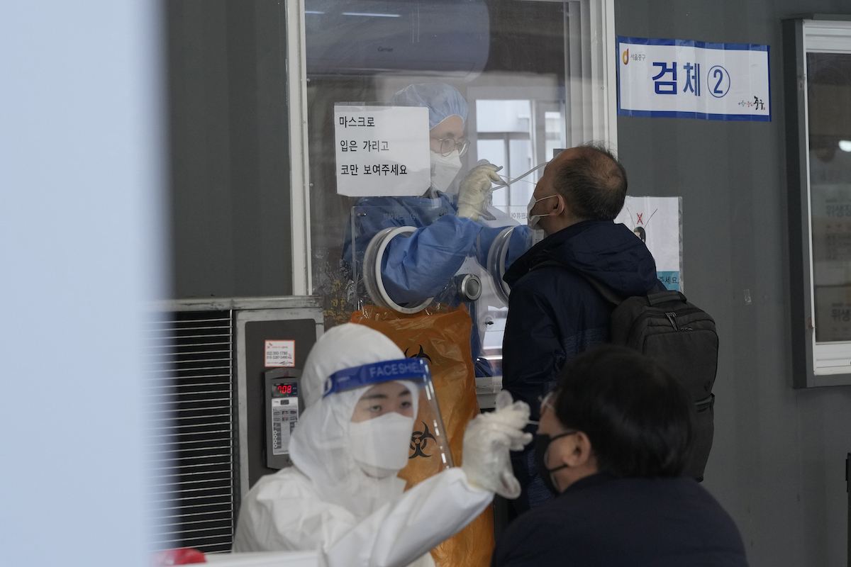 ▲韓國去年12月初首次確認境內出現Omicron感染者，至今一個月內累計已超過1000例感染。（圖／美聯社／達志影像）