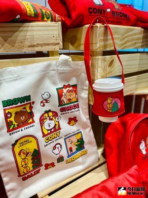 ▲客製化品項包含服飾、帆布袋、飲料提袋、零錢包等實用週邊。(圖/記者黃韻文拍攝) ▲客製化品項包含服飾、帆布袋、飲料提袋、零錢包等實用週邊。(圖/記者黃韻文拍攝)