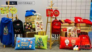 ▲透過LINE FRIENDS Creator設計平台,能挑選喜愛的布料底色,隨意擺放圖案位置、調整大小,DIY個人化商品。(圖/記者黃韻文拍攝) ▲透過LINE FRIENDS Creator設計平台,能挑選喜愛的布料底色,隨意擺放圖案位置、調整大小,DIY個人化商品。(圖/記者黃韻文拍攝)