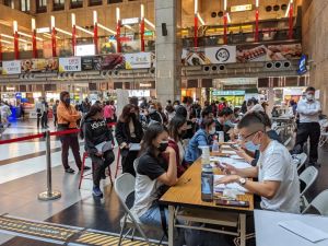 移民署於台北車站大廳設專櫃,協助確認外來人口身分。(圖/移民署提供) ▲中央開放失聯移工施打疫苗,移民署於台北車站大廳設專櫃,協助確認外來人口身分。(圖/移民署)