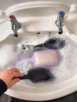 ▲女網友將梳子泡在加了洗髮精的熱水裡。（圖／翻攝自TikTok帳號everything_tidy）
