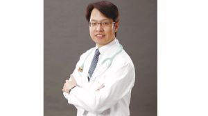 ▲院長許修平表示，不管病毒怎麼突變，施打疫苗除了抗體之外，還有細胞免疫的保護我們降低絕大部分的重症跟死亡率，所以千萬別以為抗體效果變差而不去打疫苗！（圖／資料圖片）