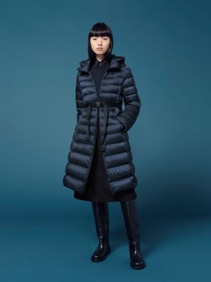 羽絨衣穿起來一定胖?達人曝「顯瘦感」關鍵 3招秒減肥 ▲女裝特級極輕羽絨連帽大衣,版型加長至膝蓋部,腰部後方部分沿著縫線加入拼接設計,讓背部線條更修長優美。(圖/UNIQLO提供)