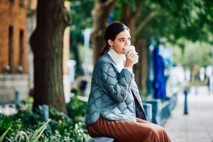 羽絨衣穿起來一定胖?達人曝「顯瘦感」關鍵 3招秒減肥 ▲不想要羽絨衣看起來過於招搖容易看膩,選擇基本好搭的黑白、大地色,或低調莫蘭迪色都不錯。(圖/UNIQLO提供)