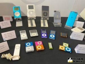 ▲2004年鋁製機殼的iPod mini推出即造成轟動，iPod系列輕巧好攜的外型，成為當時最受歡迎數位音樂播放器。 （圖／記者黃韻文拍攝）