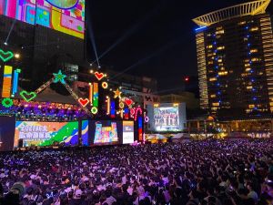 ▲新北耶誕城的演唱會吸引大批民眾。(圖/取自「新北旅客」粉專) ▲新北耶誕城的演唱會吸引大批民眾。(圖/取自「新北旅客」粉專)