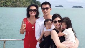 張蘭 ▲張蘭(左)曾和汪小菲一家人出遊,當時全家合影很幸福。(圖/翻攝汪小菲微博)