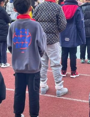 ▲中國網友分享上海小學生集會側拍照，指出其中一名身穿LV外套的小孩，全身上下是百萬「土豪裝」。（圖／取自微博）