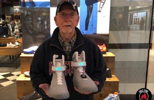 ▲國外網友請「阿公」假裝不識貨,拿Nike Air Mag去退貨,偷拍店員反應,影片累積超過862萬次觀看。(圖/翻攝Sole Fire Sneakers頻道) ▲國外網友請「阿公」假裝不識貨,拿Nike Air Mag去退貨,偷拍店員反應,影片累積超過862萬次觀看。(圖/翻攝Sole Fire Sneakers頻道)