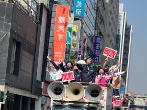 國民黨主席朱立倫今(16)天在高雄進行車隊掃街。(圖/國民黨高雄市黨部提供) ▲國民黨主席朱立倫今(16)天在高雄進行車隊掃街。(圖/國民黨高雄市黨部提供)