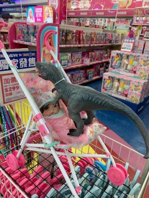 ▲網友分享去玩具店幫小孩挑禮物，遭店員糾正「先生，這樣會嚇到小孩子」的尷尬經驗。（圖／民眾提供）