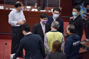 ▲市長陳其邁今天一大早在參加完路竹半導體材料大廠默克新廠動土儀式後,隨即趕回議會參加閉幕式,向在場議員表達謝意。。(圖/高市府提供) ▲市長陳其邁今天一大早在參加完路竹半導體材料大廠默克新廠動土儀式後,隨即趕回議會參加閉幕式,向在場議員表達謝意。。(圖/高市府提供)