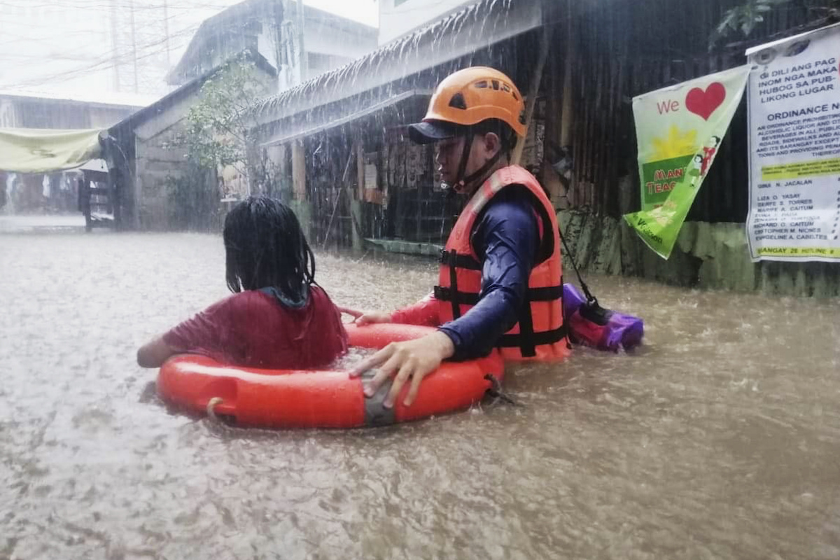 ▲雷伊颱風肆虐菲律賓，救難人員救援受困民眾。（圖／美聯社／達志影像）