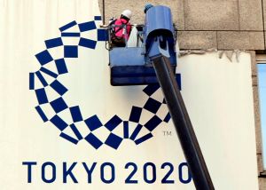 ▲日本郵便株式會社為紀念今年落幕的東京奧運與帕運,在主場館國立競技場前設立「金色郵筒」。(圖/美聯社/達志影像) ▲日本郵便株式會社為紀念今年落幕的東京奧運與帕運,在主場館國立競技場前設立「金色郵筒」。(圖/美聯社/達志影像)