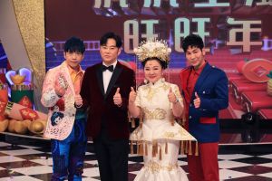 ▲白冰冰(右二)頂6公斤后冠,自嘲像是「媽祖出巡」,左起為東諺、陽帆、白冰冰、阿文。(圖/中視提供) ▲白冰冰(右二)頂6公斤后冠,自嘲像是「媽祖出巡」,左起為東諺、陽帆、白冰冰、阿文。(圖/中視提供)